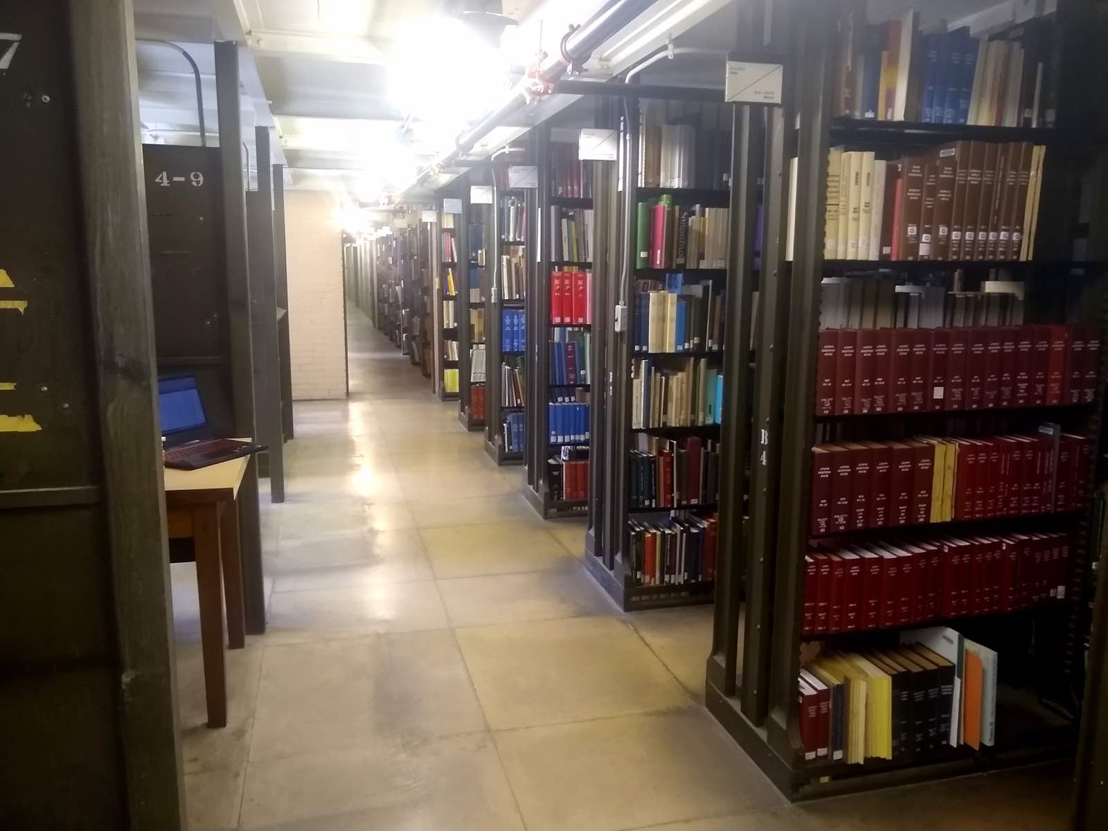 Des rangées d’étagères de bibliothèque remplies de livres